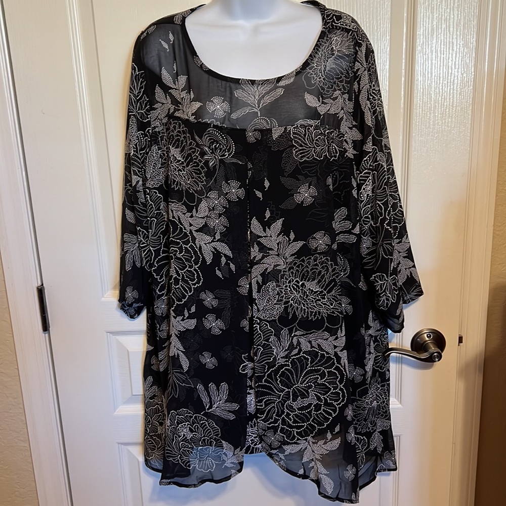 Ladies B&W Tunic NWT